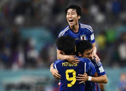 Kaoru Mitoma, Wataru Endo y  Yuto Nagatomo celebran la victoria frente a Alemania en la cuarta jornada del Mundial de Catar.