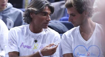 Pepe Imaz (izq.) y Marko Djokovic (dcha.), durante un partido de Novak.