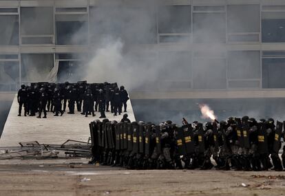 Los detenidos enfrentan una pena de entre cuatro y 12 años de cárcel, porque se les ha aplicado el artículo del Código Penal que castiga a quien "intente derrocar un Gobierno legítimamente electo".