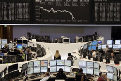 Agentes que trabajan en la Bolsa de Fráncfort, el pasado jueves.