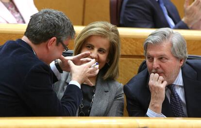 Mendez de Vigo (derecha), ayer en el Congreso junto con &Aacute;lvaro Nadal y Fatima B&aacute;&ntilde;ez.