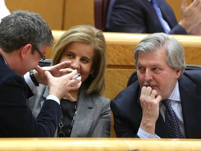 Mendez de Vigo (derecha), ayer en el Congreso junto con &Aacute;lvaro Nadal y Fatima B&aacute;&ntilde;ez.