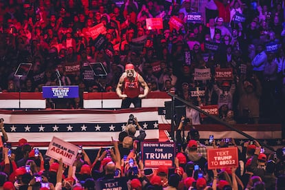 Hulk Hogan interactúa con el público durante un mitin de Donald Trump, en el Madison Square Garden, Nueva York, el 27 de octubre de 2024.