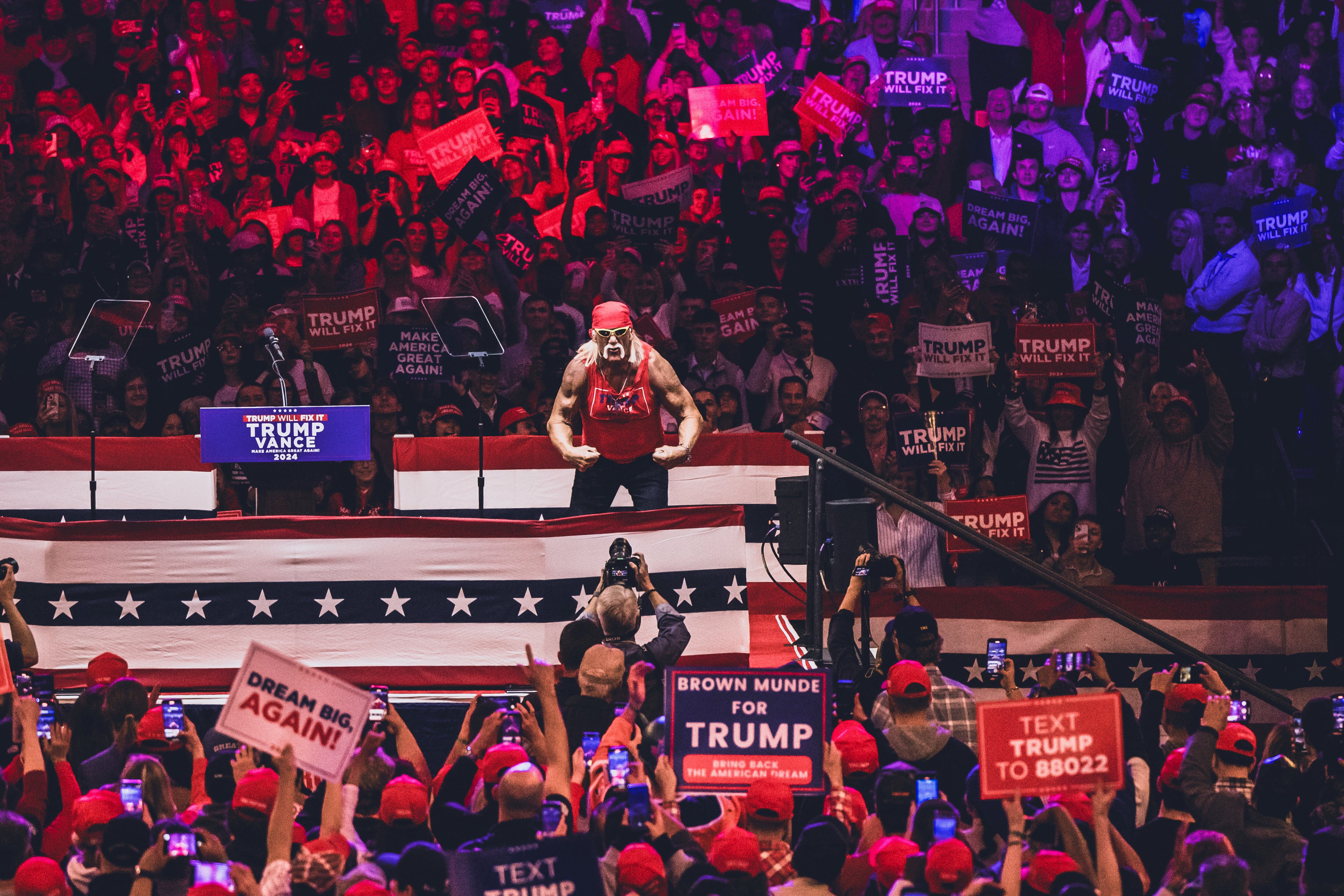 Muere Hulk Hogan, leyenda de la lucha libre, a los 71 años 16 Hulk Hogan interactúa con el público durante un mitin de Donald Trump, en el Madison Square Garden, Nueva York, el 27 de octubre de 2024.
