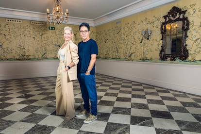 La actriz Belén Rueda y el productor y guionista Daniel Écija posan en una sala del hotel Wellington en Madrid.