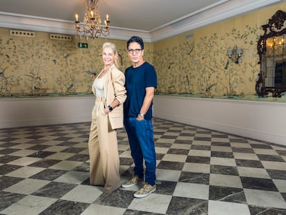 La actriz Belén Rueda y el productor y guionista Daniel Écija posan en una sala del hotel Wellington en Madrid.