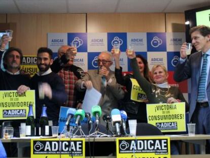 El equipo directivo de Adicae brinda esta mañana en su sede tras conocer la decisión del Tribunal de la Unión Europea de eliminar las cláusulas suelo.