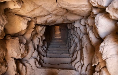 Escalera neolítica en el interior de la torre.