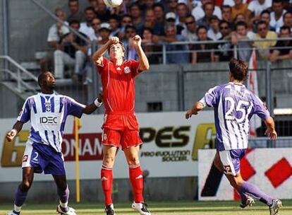 Fernando Torres intenta controlar el esférico ante dos jugadores franceses