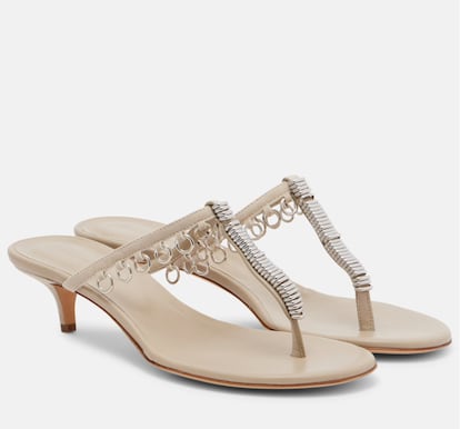 Las sandalias de dedo con tacón que marcaron la estética de los primeros años del 2000 vuelven con fuerza y, en este caso, en su versión más sofisticada. Christopher Esber firma este modelo decorado con tiras joya.
