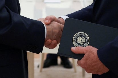 Detalle del saludo entre el Presidente ruso, Vladimir Putin, y el enviado especial de EEUU, Steve Witkoff durante su reunión en Moscú este miércoles.