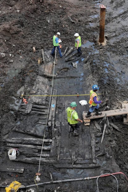 Unos operarios acotan los restos del barco del siglo XVIII descubiertos ayer en la <i>zona cero </i>de Manhattan.