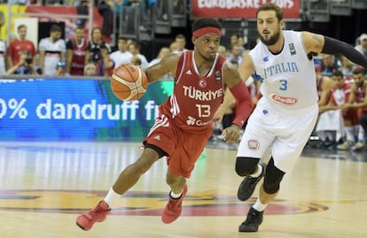 Ali Muhammed y Belinelli en el partido Turquía-Italia.