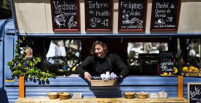 Un camión vende comida en Azca, el distrito financiero de Madrid.