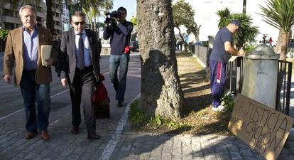 El exalcalde de Jerez de la Frontera (Cádiz) Pedro Pacheco, en los alrededores de la Audiencia de Cádiz.