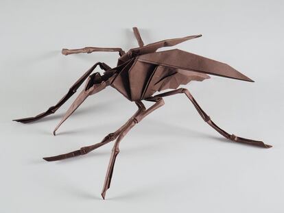 La prueba habilitada para teléfonos inteligentes utiliza papel plegado, similar al origami, para llevar a cabo las complejas reacciones que permiten detectar la malaria, una enfermedad transmitida por mosquitos, como este representado en origami.