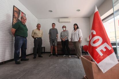 Militantes del PSOE, en la agrupación de Alcalá de Henares (Madrid).