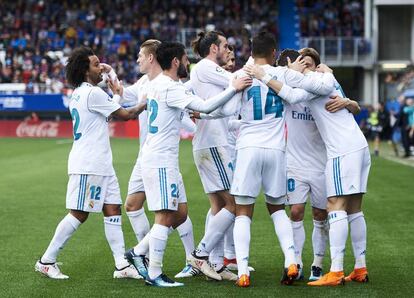 Los jugadores blancos felicitan a Ronaldo tras marcar el segundo gol del equipo.