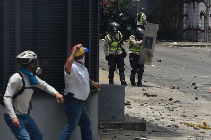Manifestantes se enfrentan con la policía durante la manifestación contra el presidente Nicolás Maduro.
