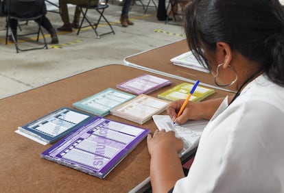 Un simulacro de votación previo a la elección del Poder Judicial, el 20 de mayo en Estado de México.