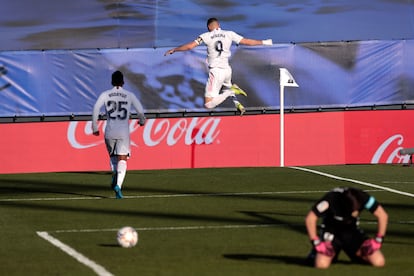 Benzema celebra su segundo tanto ante el Elche este sábado en Valdebebas.