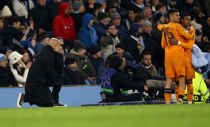 Pep Guardiola (izquierda) tras el segundo gol del Real Madrid.