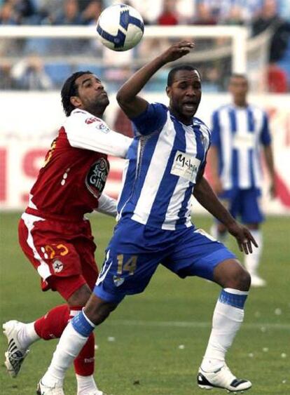 Bodipo, a la izquierda, y Rosario luchan por el balón.