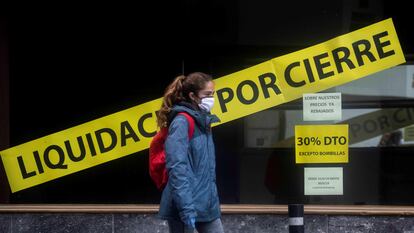 A going-out-of-business sale at a store in Granada.