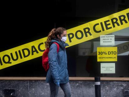 A going-out-of-business sale at a store in Granada.