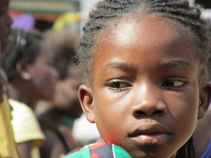 Una niña mira al vacío en una escuela de Livingstone, Zambia.