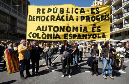 "Repblica es democrcia y progeso. Autonoma es colonia espa?ola" es el lema de uno de los carteles que se han visto durante la manifestacin.