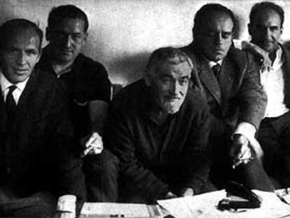 De izquierda a derecha; Balerdi, Mendiburu, Jorge Oteiza, el arquitecto Roberto Puig, Eduardo Chillida, Basterrechea y Sistiaga en 1966 en el estudio en Irún.