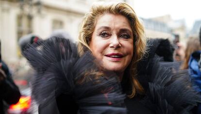 La actriz francesa Catherine Deneuve, en el desfile de Jean-Paul Gaultier en la semana de la alta costura de París, el pasado enero.