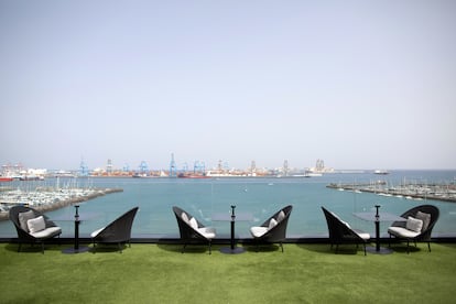 El puerto de Las Palmas de Gran Canaria desde TAJ Rooftop & Lounge.