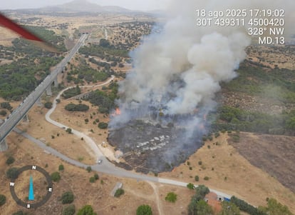 El incendio de pastos y arbolado desatado en Colmenar Viejo en horas de la tarde de este lunes.