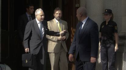 Carlos Dívar sale ayer de la sede del Tribunal Supremo.