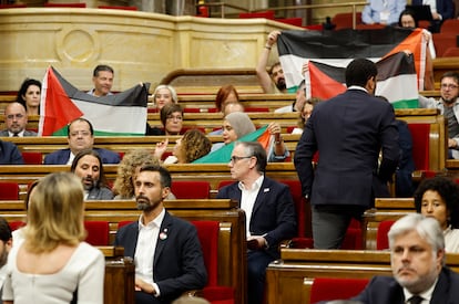 Diputados de la CUP y de ERC muestran banderas palestinas a los diputados de Vox que se han ausentado del minuto de silencio por las víctimas de Gaza en el Parlamento de Cataluña