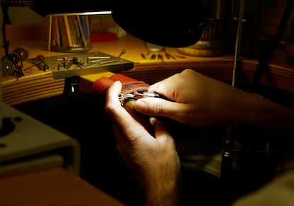 A Chaumet artisan creates a piece of jewelry.