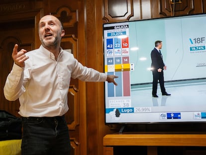 El presidente de Democracia Ourensana, Gonzalo Pérez Jácome, siguiendo el escrutinio de los resultados electorales, este domingo en Ourense.