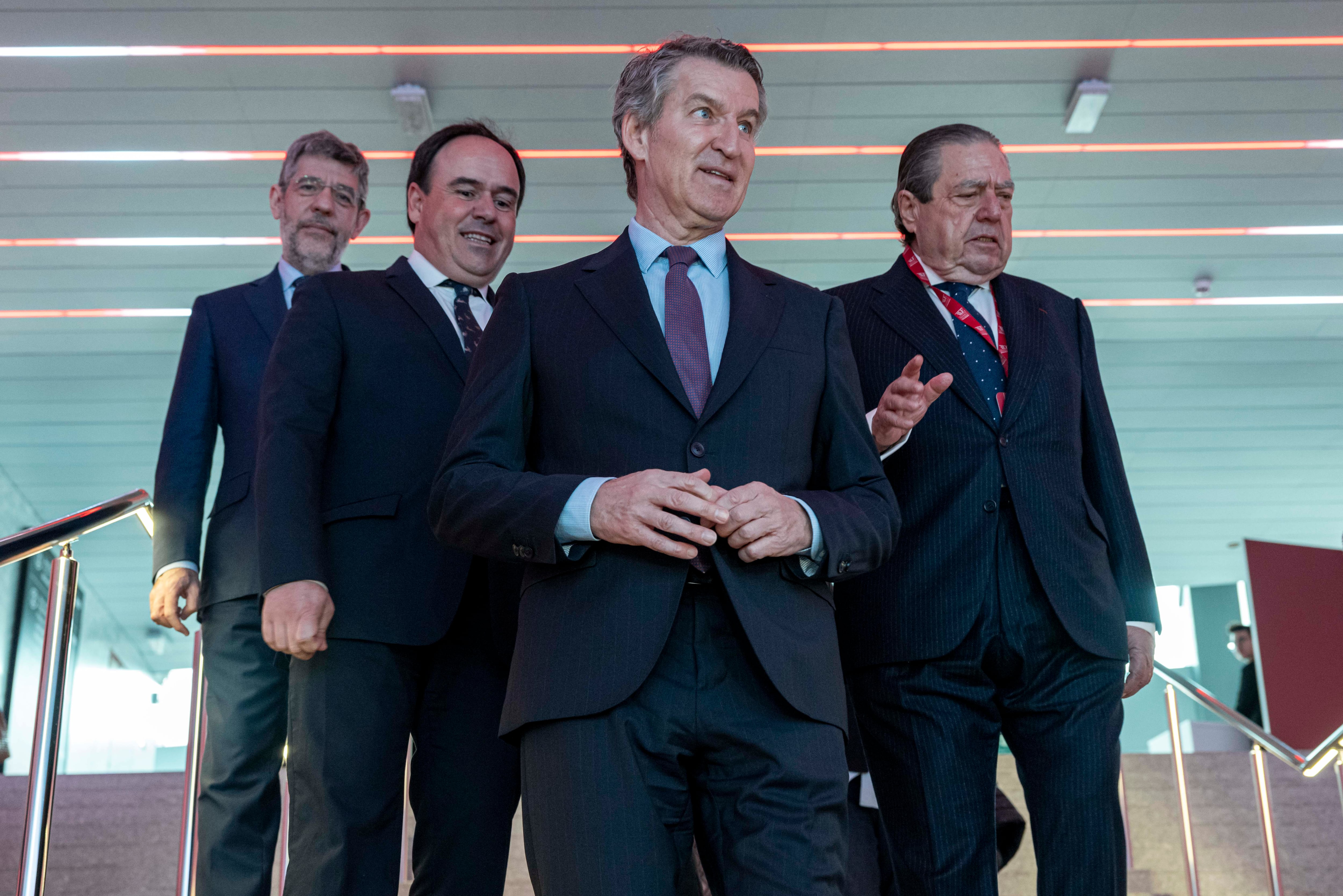 El presidente de la Generalitat, Juanfran Pérez Llorca; el presidente del PP, Alberto Núñez Feijóo; el presidente de AVE, Vicente Boluda, durante la Asamblea General AVE este martes en Valencia. 