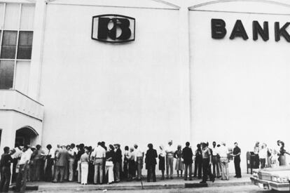 Hundreds of customers of the insolvent Penn Square Bank line up to withdraw their money, on Tuesday July 6, 1982, in Oklahoma City after federal officials closed the bank.
