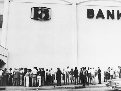 Hundreds of customers of the insolvent Penn Square Bank line up to withdraw their money, on Tuesday July 6, 1982, in Oklahoma City after federal officials closed the bank.
