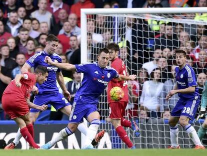 Coutinho marca el segundo gol del Liverpool.