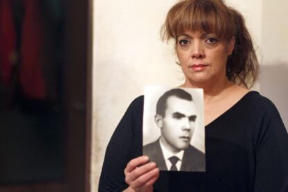 Mara Jess Rodrguez Boga, with a photograph of her father who died on September 18, 1968.