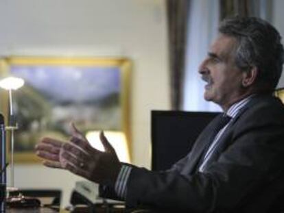El ministro de Defensa argentino, Agustín Rossi, habla durante una entrevista con la agencia Efe este, en la sede del Ministerio en Buenos Aires.
