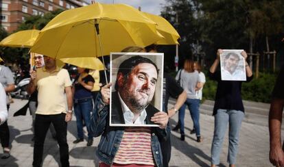 Treballadors del Departament de Territori protesten contra la sentència, aquest dilluns al matí, a Barcelona.