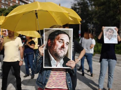 Trabajadores del Departamento de Territorio protestan contra la sentencia, este lunes por la mañana, en Barcelona.