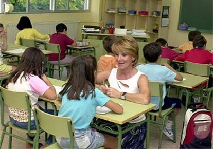 La candidata del PP a la Comunidad de Madrid, Esperanza Aguirre, conversa con una alumna del colegio Breogán.