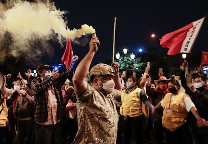 Simpatizantes del candidato presidencial Pedro Castillo festejan frente al Jurado Nacional de Elecciones en Lima, el 11 de junio de 2021.  
