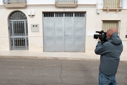 Un cámara de televisión graba frente a la vivienda del suceso en Estepa (Sevilla), este domingo.